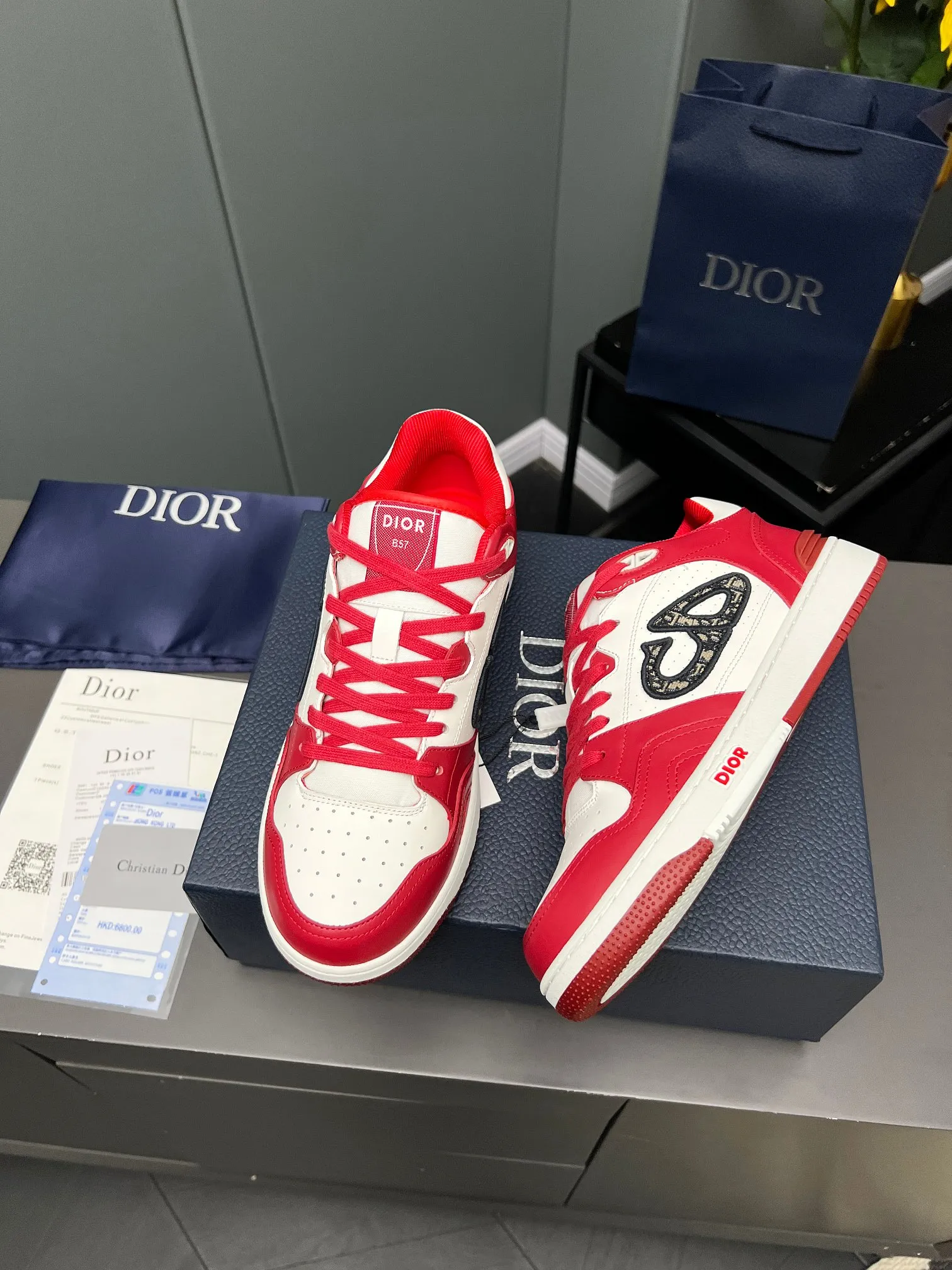 Men's Men's Shoes 💰600 Dior DiorB57 top version of low-top sneakers! ! ! Navy blue with beige smooth first-layer cowhide, fully oiled edges, T men's shoes 💰U outsole.  The 2024 autumn men's wear series has made a wonderful debut, a new classic item launched by Dior. Crafted from smooth first-grain cow leather in navy blue and beige, it's accented by a large leather heat-stamped CD logo on the sides. The distinctive laces of the same color match the color of the shoe body, and the opening and closing are decorated with various classic details on the tongue, sole and back side to enhance the style. The eyelet details, upper stitching and heel strip panels of the same color highlight the dynamic charm of its sports style. Exclusive two-color molded T men's shoes 💰U outsole is light, comfortable, non-slip and wear-resistant, the mesh lining and feet are customized with original colors, soft and breathable. Exquisite production technology highlights the grade, and can be matched with all kinds of clothing to create a refined look.
